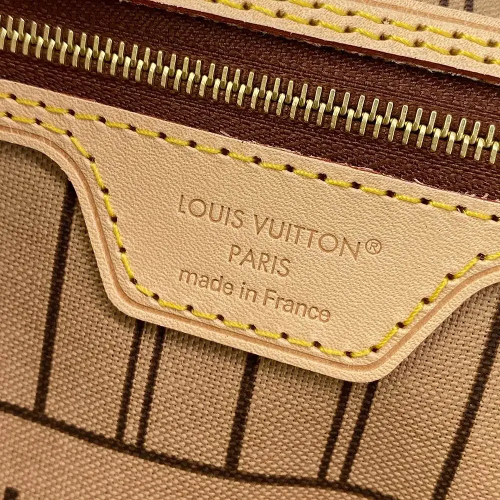 Louis Vuitton Neverfull MM Monogram Tote Bag M46975
